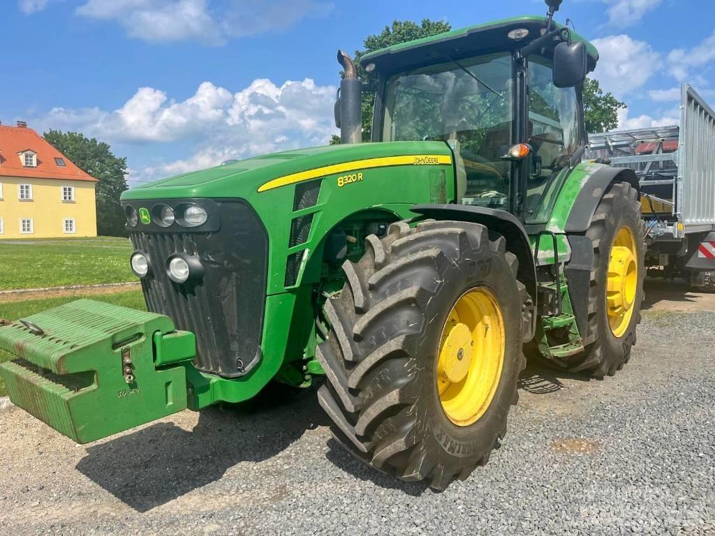 John Deere 8320 R Traktory