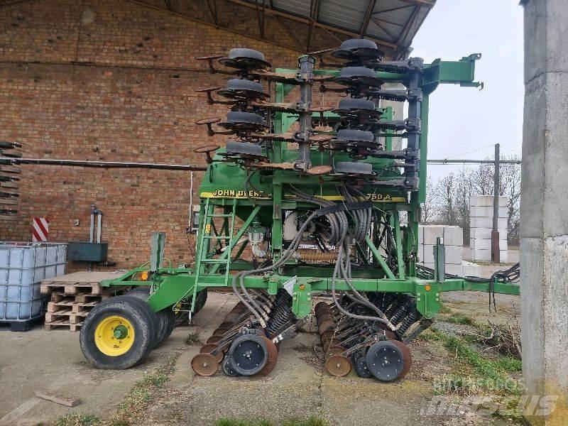 John Deere 750A Další