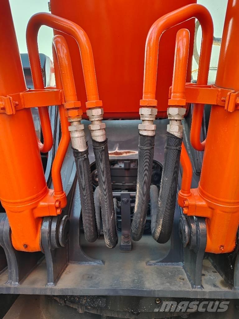 Hitachi ZX 210 Pásová rýpadla