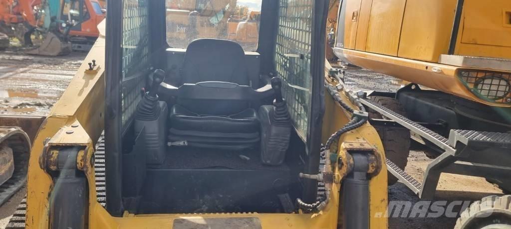 Komatsu CK 35-1 Smykem řízené nakladače