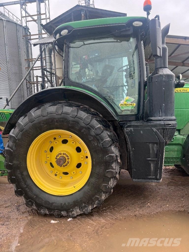 John Deere 8320 R Traktory