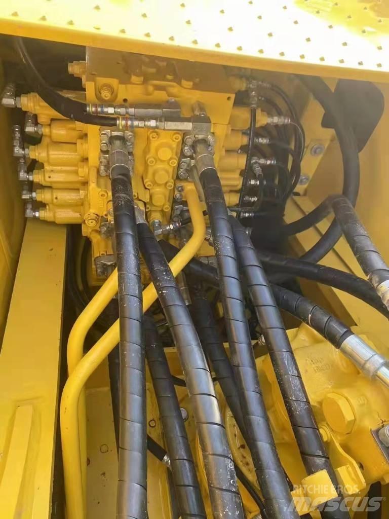 Komatsu PC 220-8 Pásová rýpadla