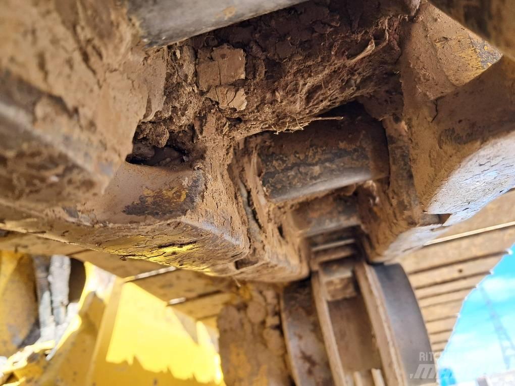 Komatsu D61PXI-24E0 Pásové dozery