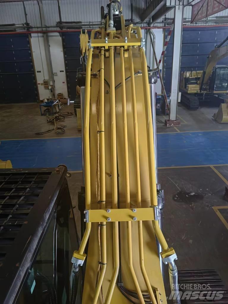 CAT 323 Pásová rýpadla