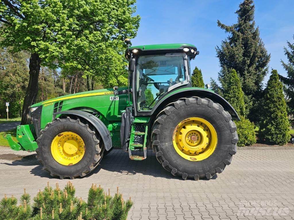 John Deere 8245 R Traktory