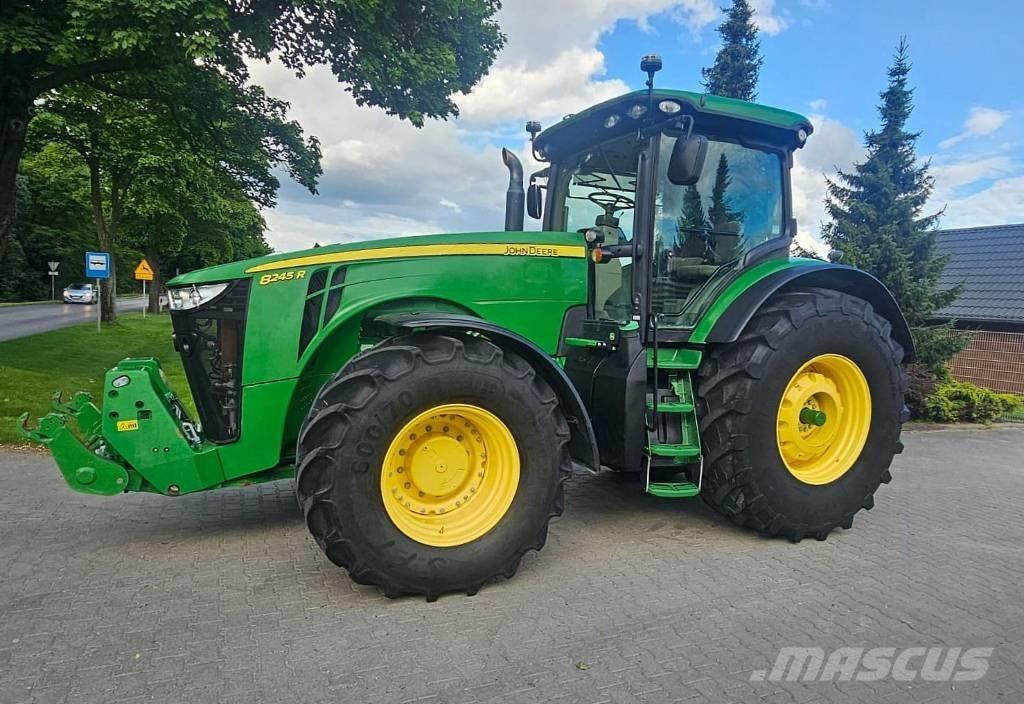 John Deere 8245 R Traktory