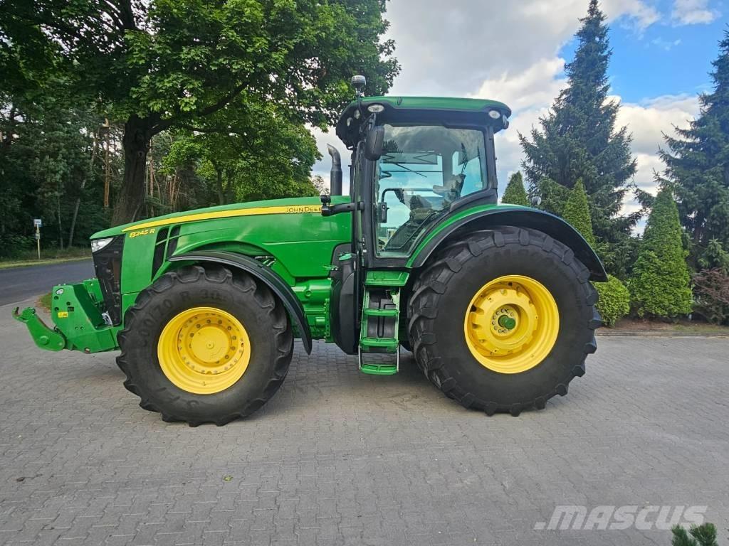 John Deere 8245 R Traktory