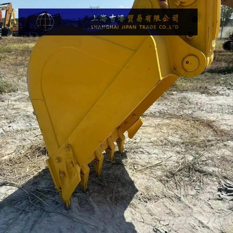 Komatsu PC 210 Pásová rýpadla