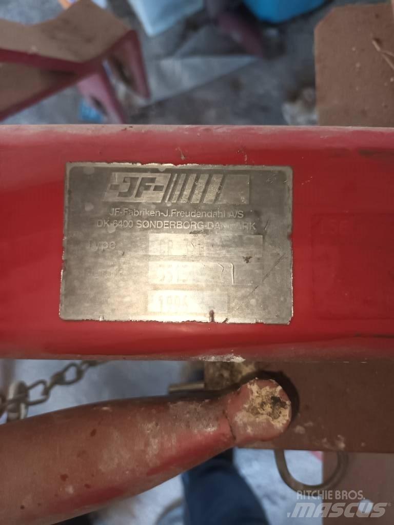 JF CR 320 Obraceče a shrabovače sena