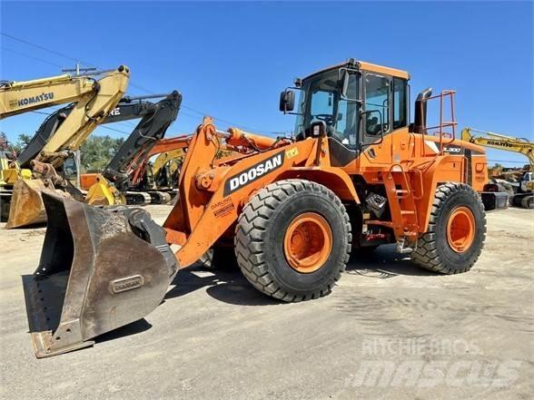 Doosan DL300 Kolové nakladače