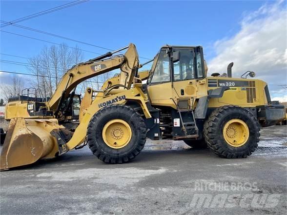 Komatsu WA320 Kolové nakladače