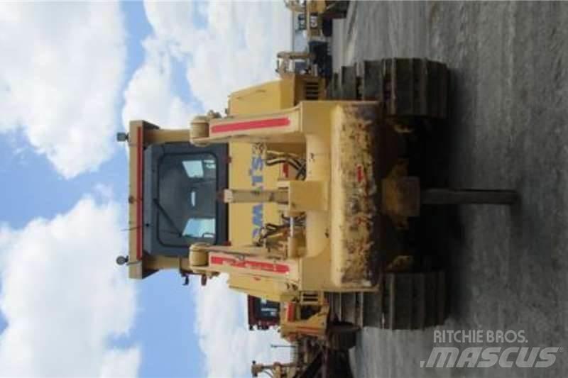 Komatsu D275A-5 Pásové dozery