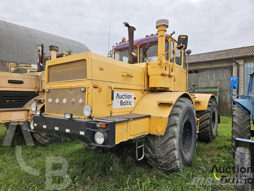  Kirovec K-701 Traktory