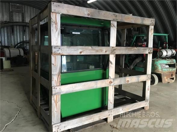 John Deere  Kabiny a interiér