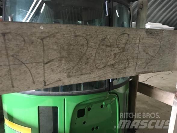 John Deere  Kabiny a interiér