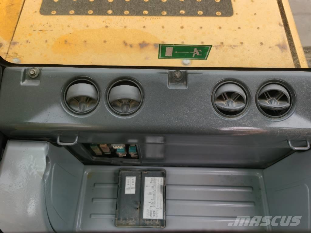 Komatsu PC 220-8 Pásová rýpadla