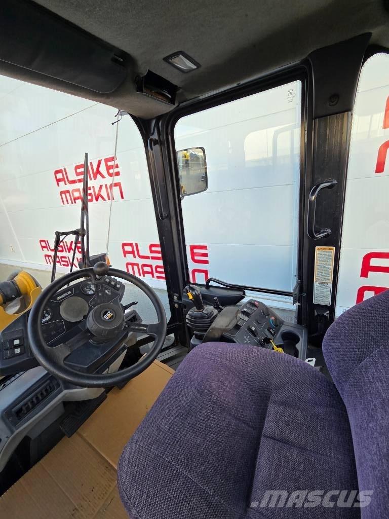 CAT 906 Kolové nakladače