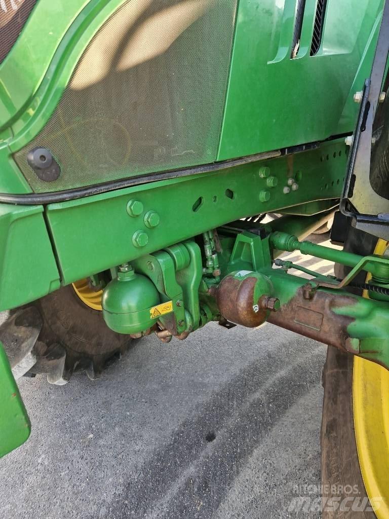 John Deere 6215 R Traktory