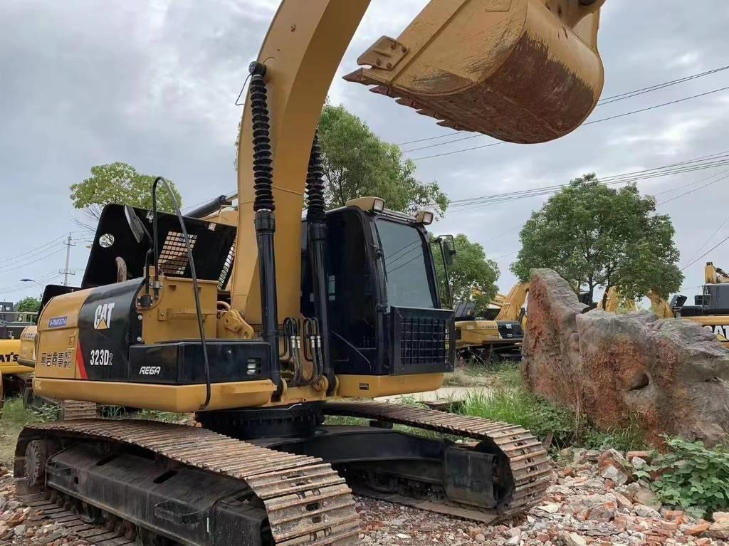 CAT 323D Pásová rýpadla