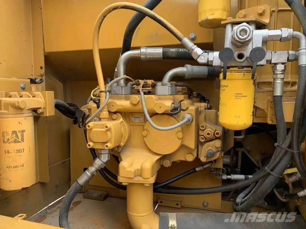 CAT 323D Pásová rýpadla
