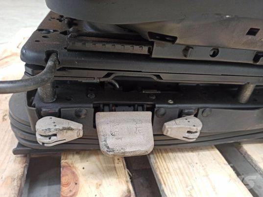 Valtra N 163 chair Kabiny a interiér