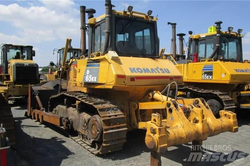 Komatsu D65 EX-16 Pásové dozery