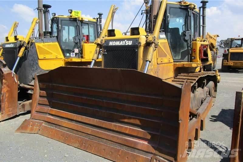 Komatsu D65 EX-16 Pásové dozery