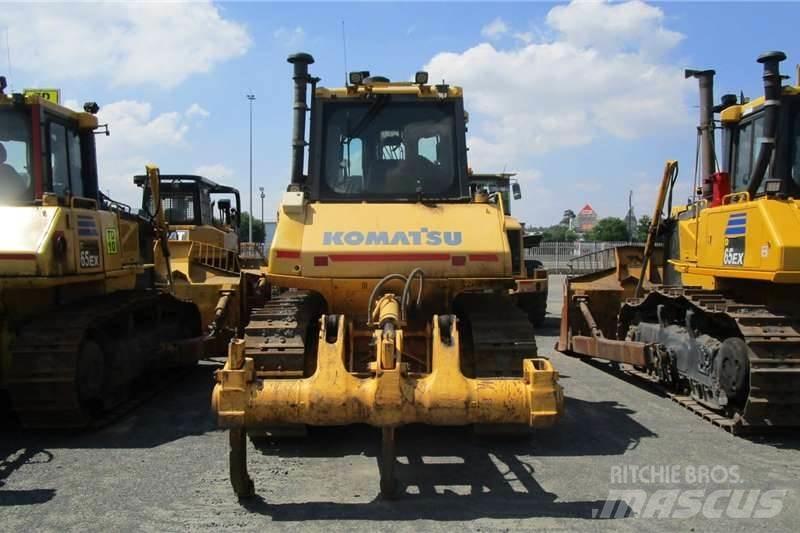 Komatsu D65 EX-16 Pásové dozery