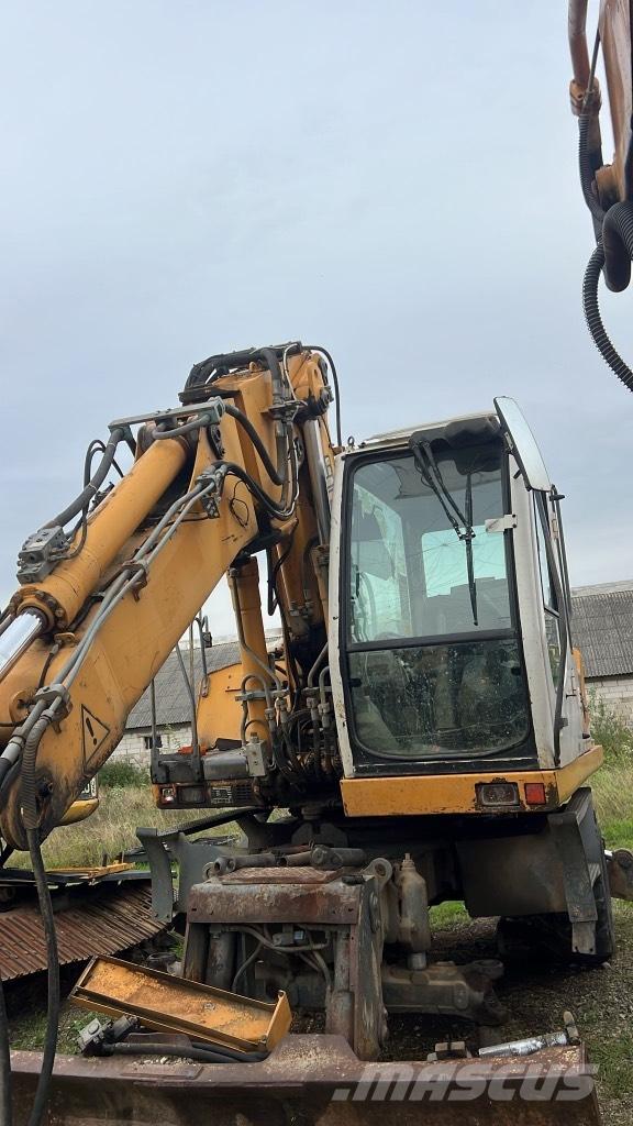 Liebherr A 900 C Pásy, řetězy a podvozek