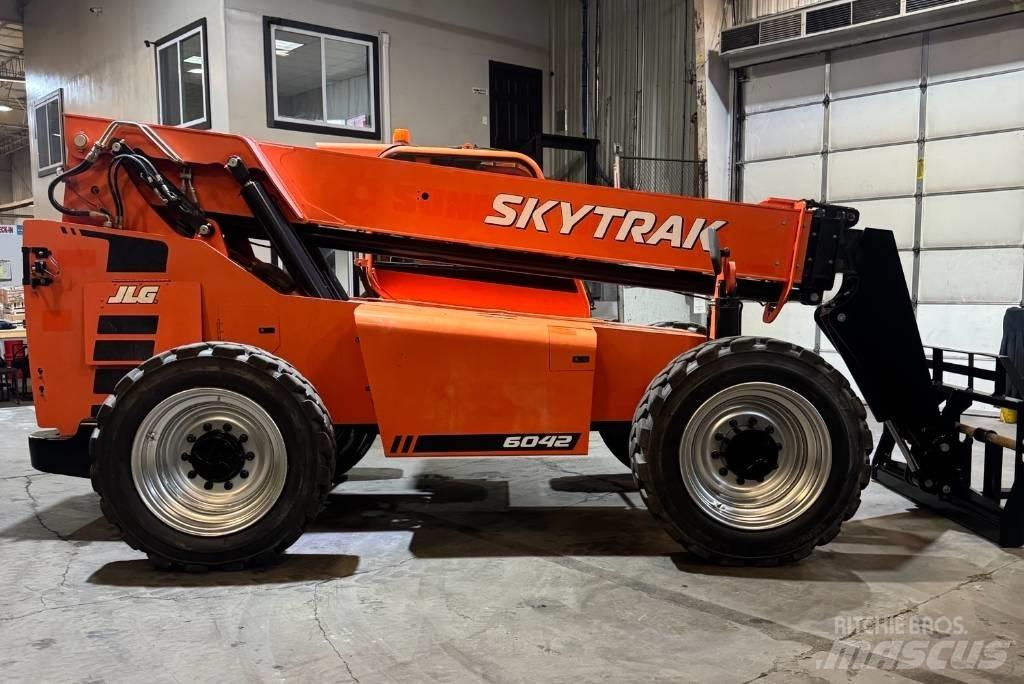 SkyTrak 6042 Teleskopické manipulátory