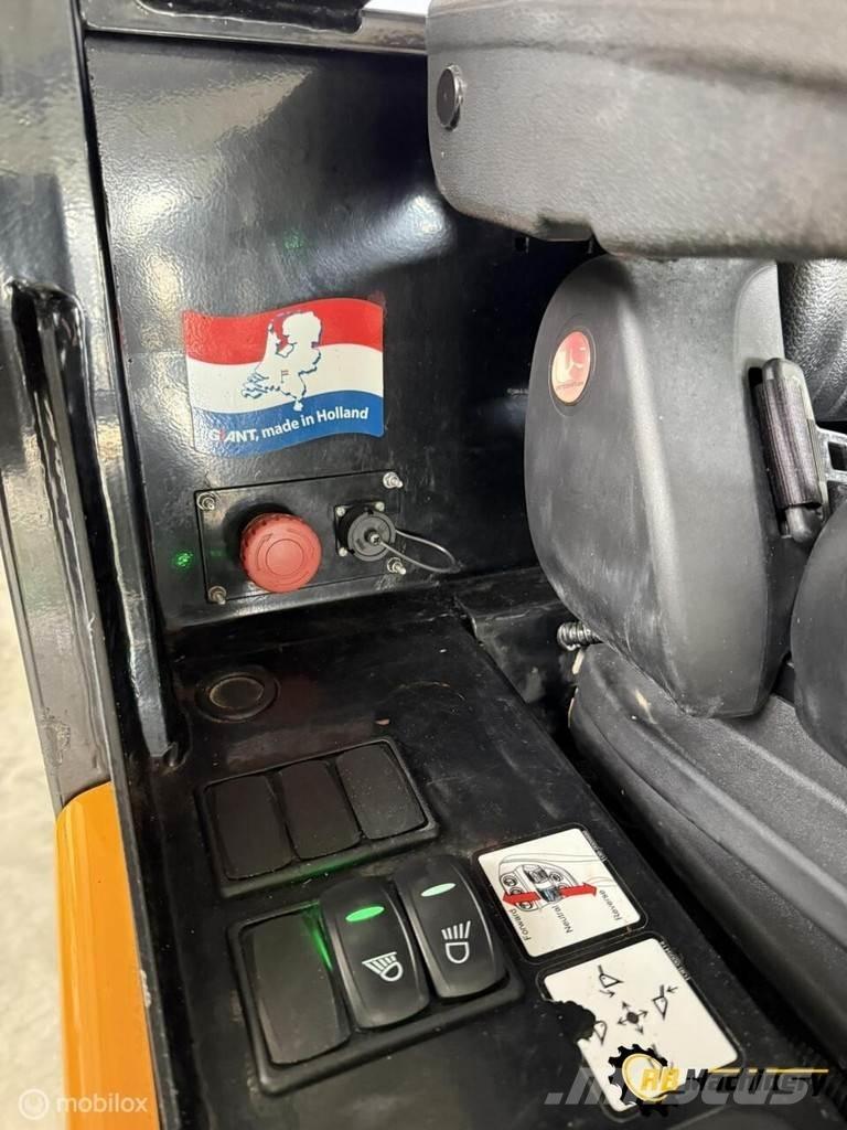 GiANT G2200E Kolové nakladače