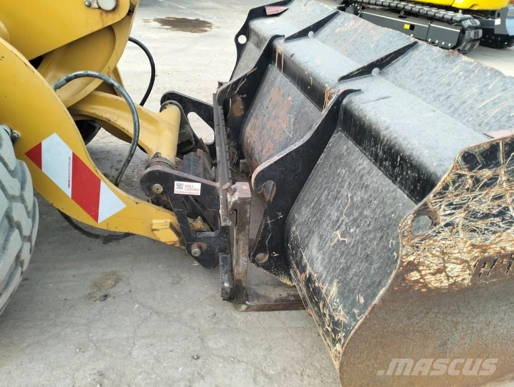 CAT 906M Kolové nakladače