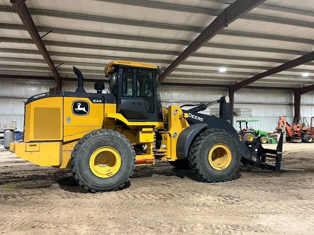 John Deere 644P Kolové nakladače