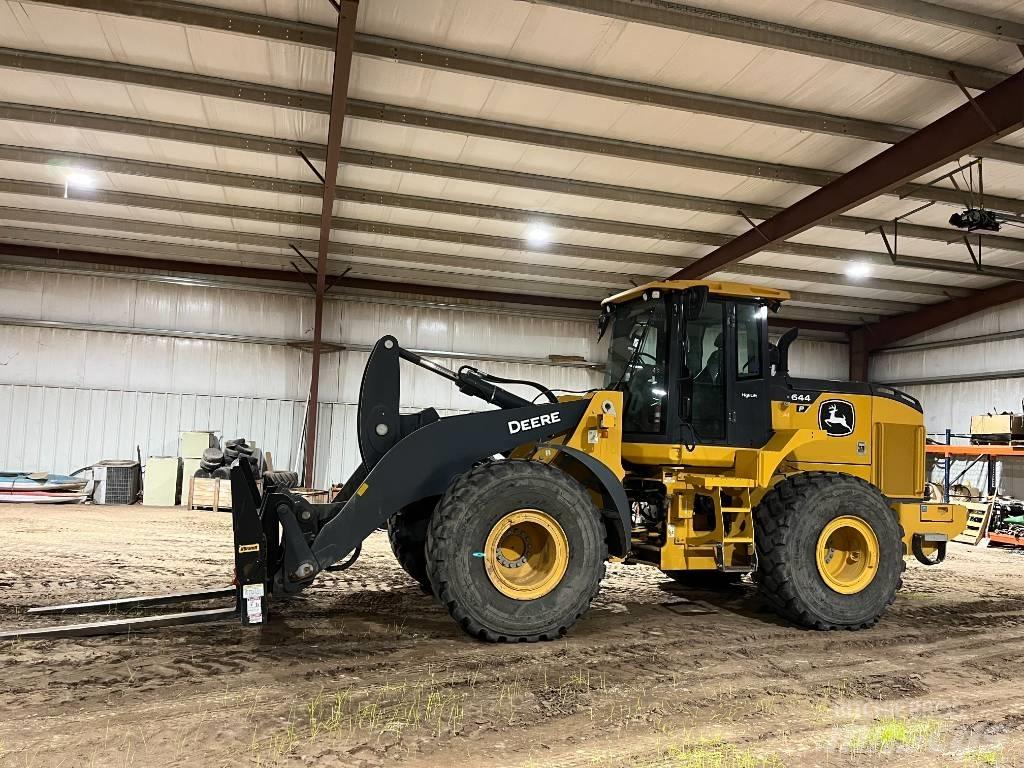 John Deere 644P Kolové nakladače