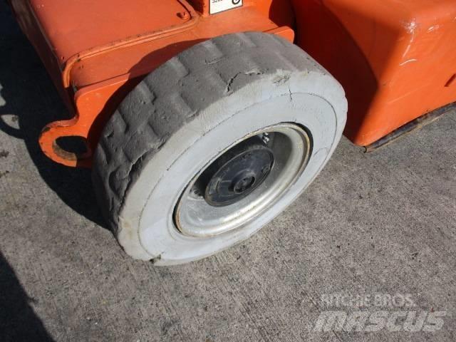 JLG E400AJP (817) Kompaktní samohybné kloubové plošiny