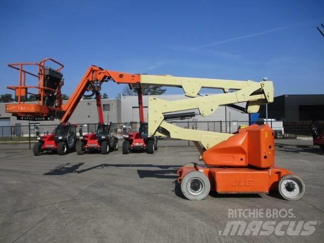 JLG E400AJP (817) Kompaktní samohybné kloubové plošiny