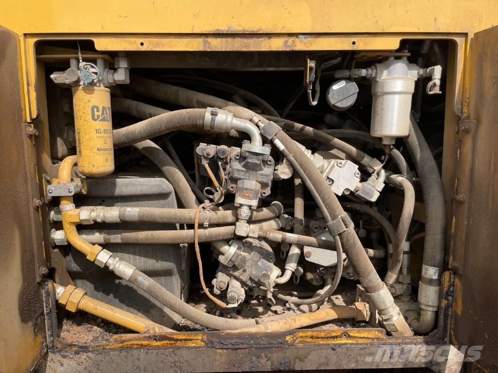 CAT AP555F Finišery