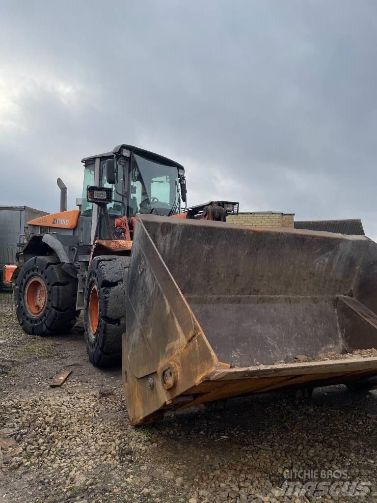 Hitachi ZW 180-5 Kolové nakladače