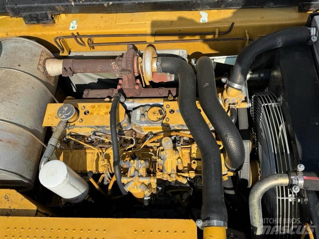 CAT 323 D L Pásová rýpadla