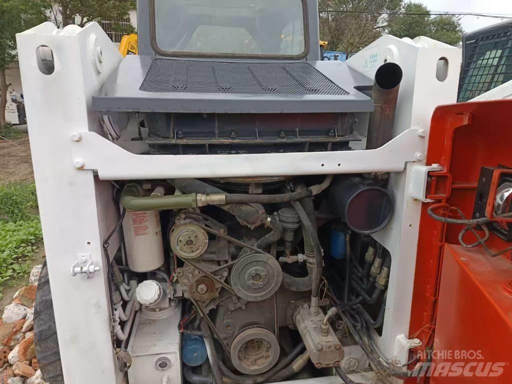 Bobcat S 590 Smykem řízené nakladače