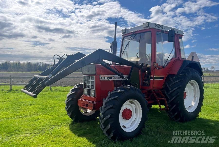 Case IH 844 XL Traktory