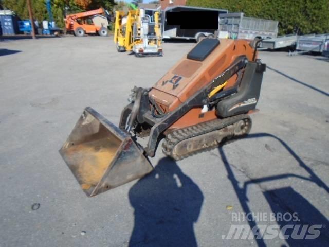 Ditch Witch SK 650 Smykem řízené nakladače