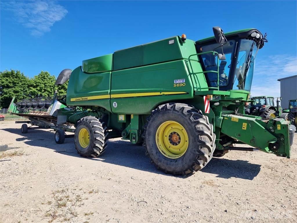 John Deere S690 Sklízecí mlátičky