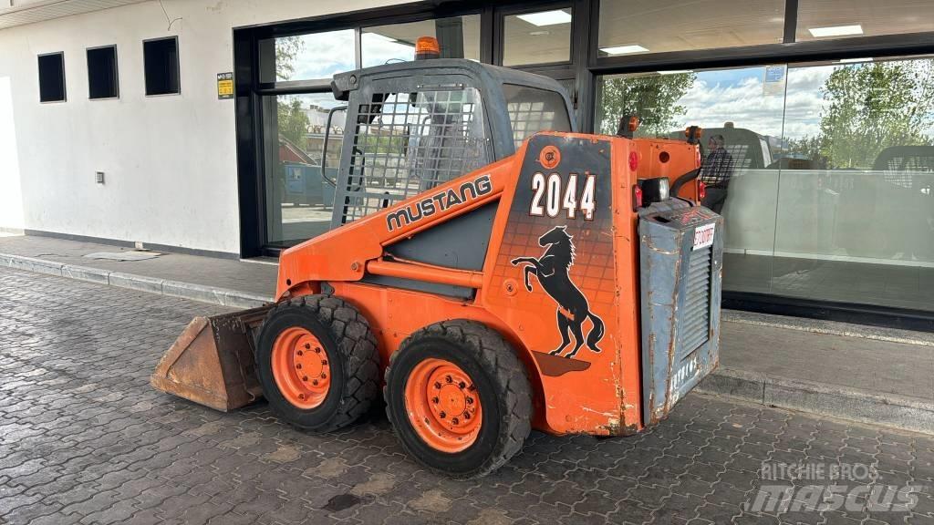 Mustang 2044 Smykem řízené nakladače