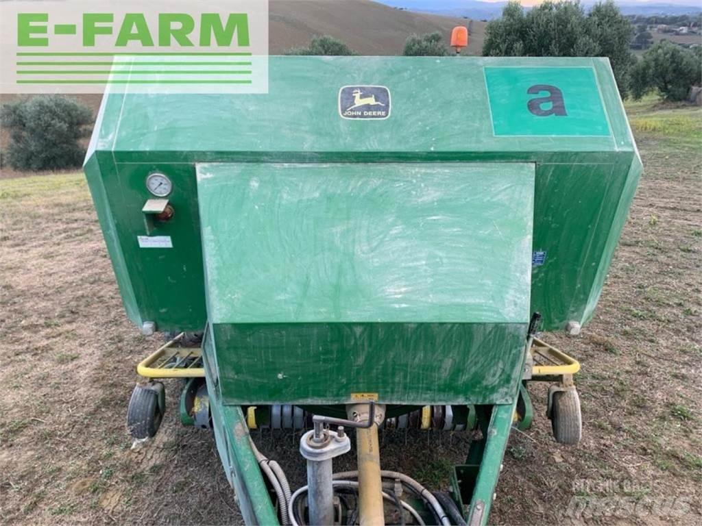 John Deere 690 Lis na hranaté balíky