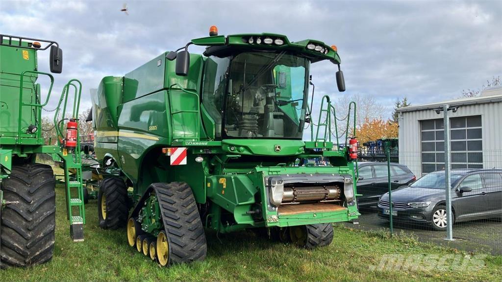 John Deere S680 Sklízecí mlátičky