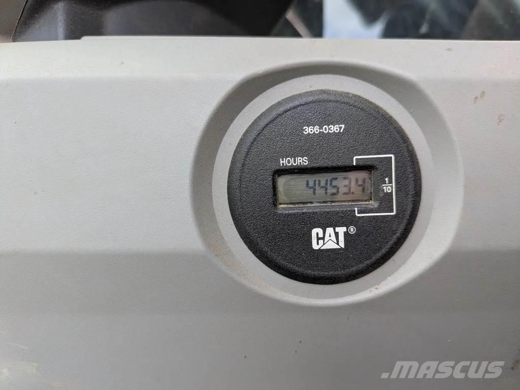 CAT 374F Pásová rýpadla