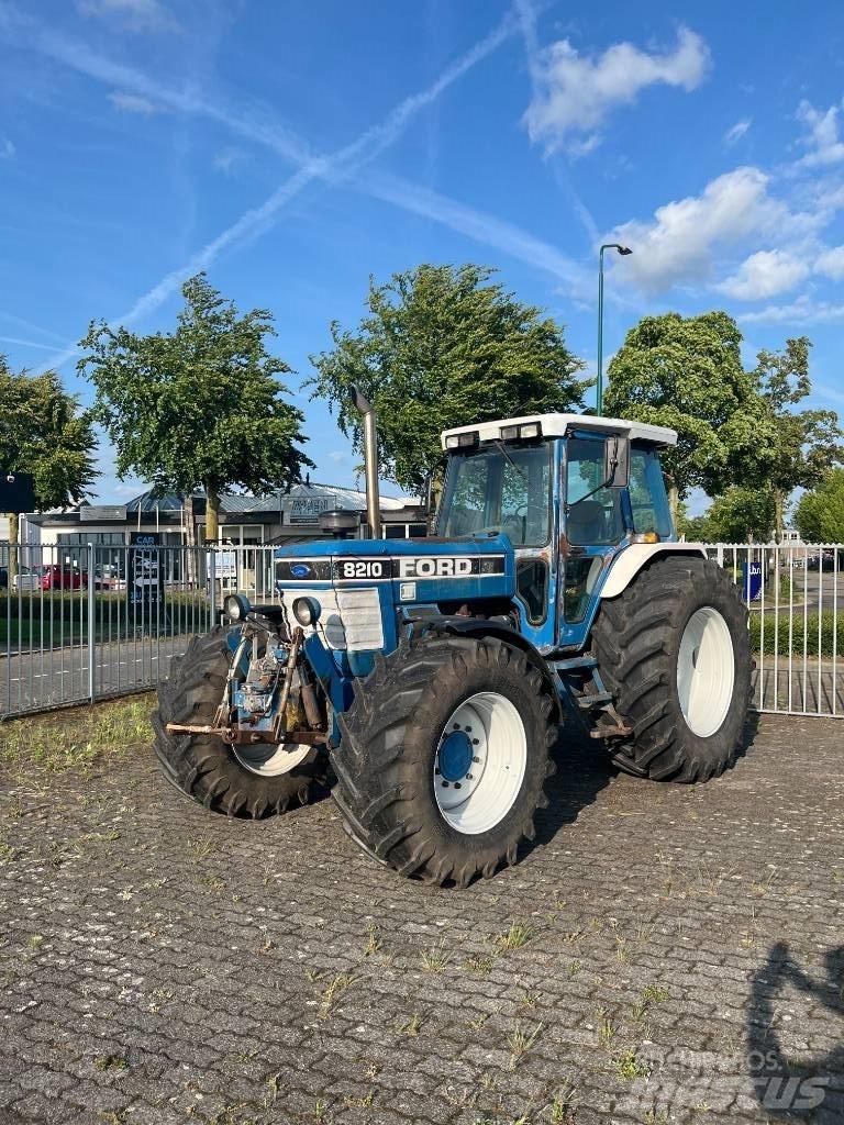 Ford 8210 III Traktory
