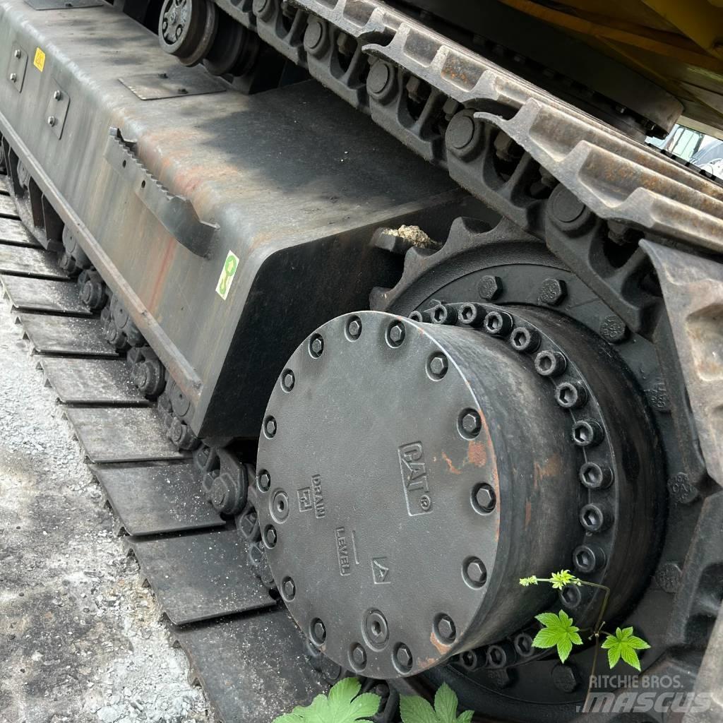 CAT 330D2 Pásová rýpadla
