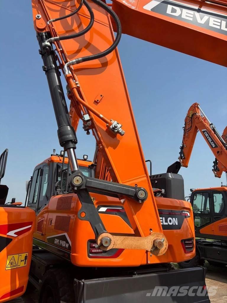 Develon DX255LC-7 Pásová rýpadla